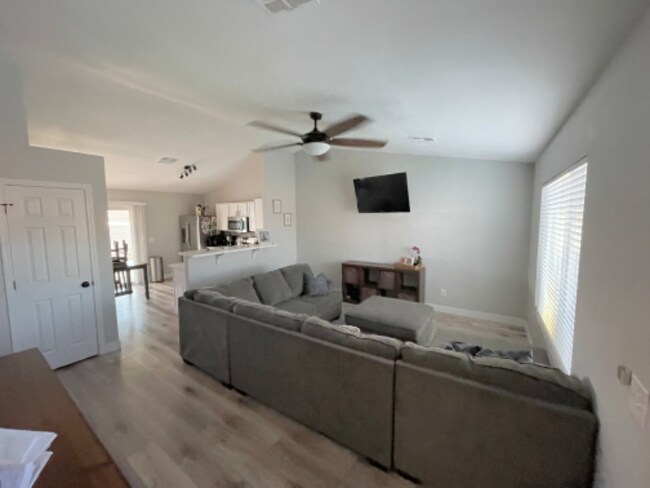 Foto del edificio - 1 Crinoline Ave