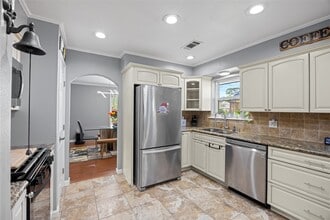 Building Photo - 918 Hollow Tree St