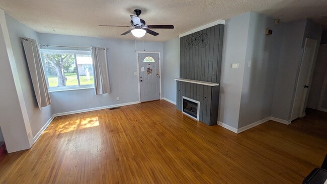 Building Photo - 215 S Elm Rd