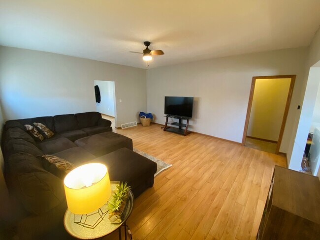 Foto del edificio - 1408 Oshkosh Ave