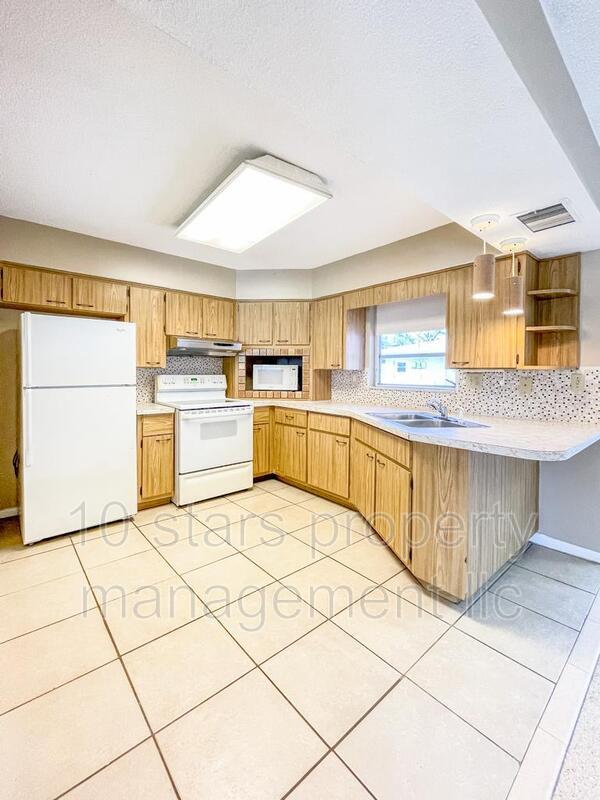 Building Photo - 1829 Villa Rosa Dr