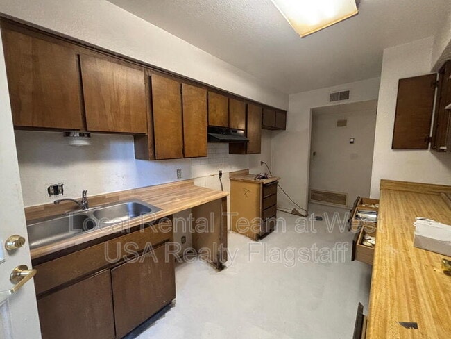 Building Photo - 4513 E Hollygreen Rd