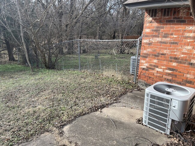 Building Photo - 8910 Oak Valley Dr