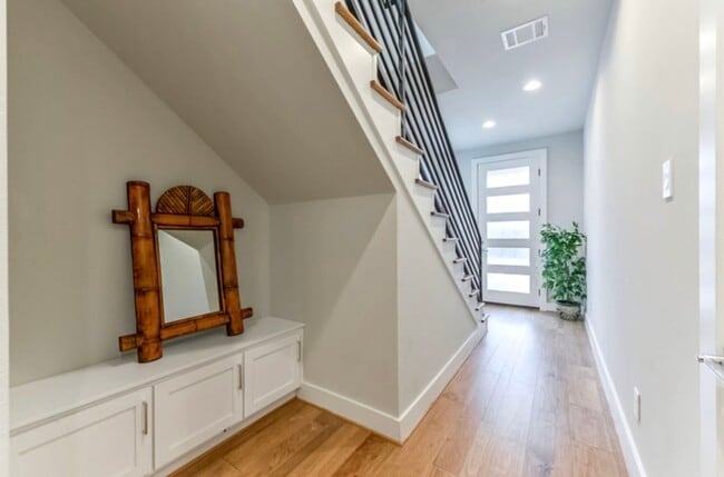 Building Photo - 823 Mansfield St