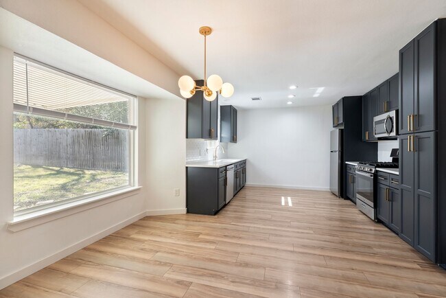 Foto del edificio - Beautifully Renovated Multi-Generational Concept Build!