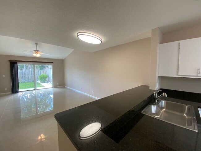 Foto del edificio - 108 Oakwood Dr