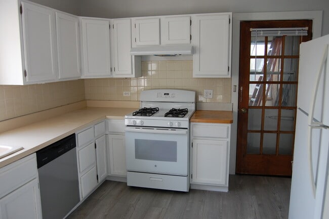 KITCHEN - 2011 W Fargo Ave