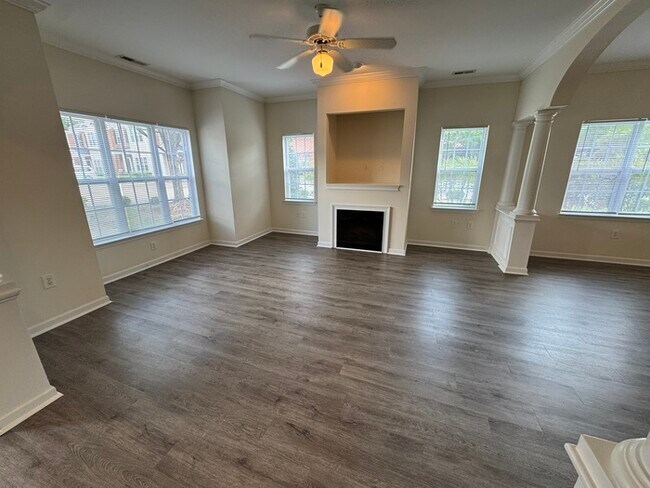 Foto del edificio - 3 Bed END UNIT! AVAILABLE NOW!