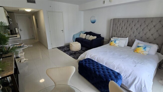 Building Photo - 1300 Brickell Bay Dr
