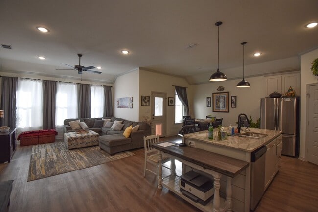 Building Photo - Available! Gorgeous 3 Bedroom 2 Bath in Tyler!
