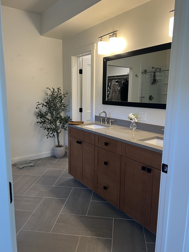 Building Photo - 408 Pinyon Mesa Dr