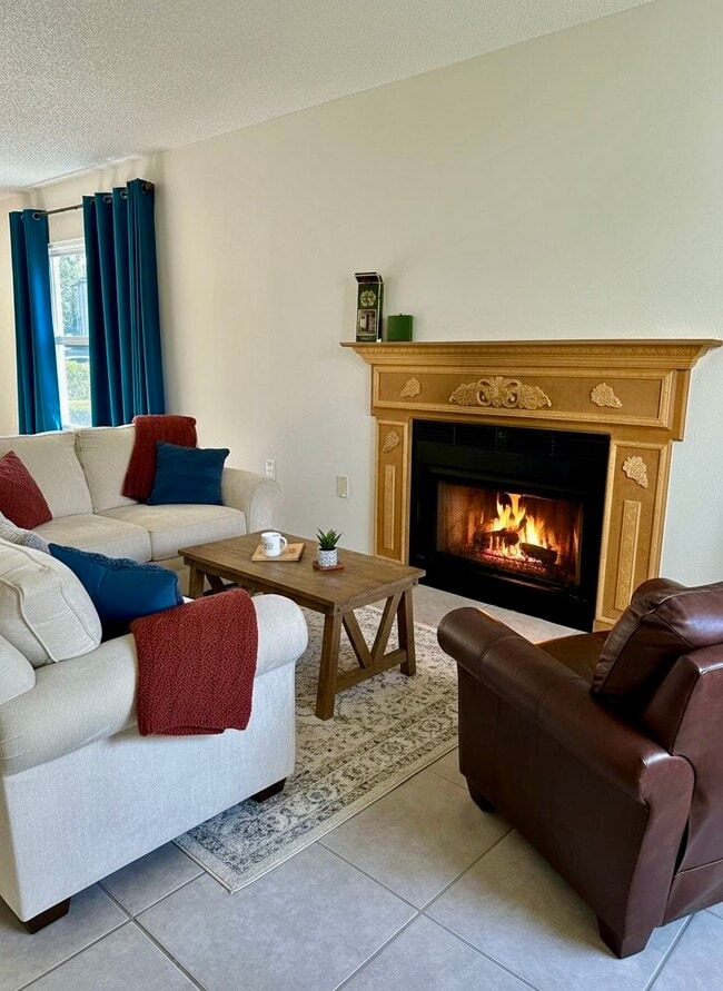 Esta unidad no está amueblada. Fotos preparadas para su visualización. La chimenea es real y funciona. - 3455 Countryside Blvd