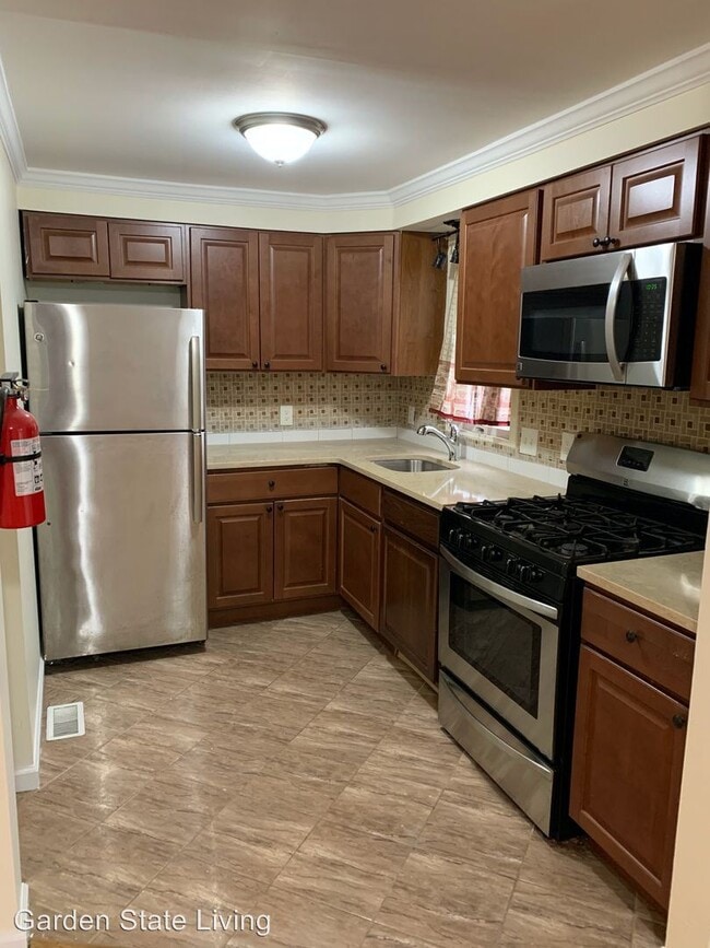Building Photo - 3 br, 2.5 bath House - 4 Dandridge Dr