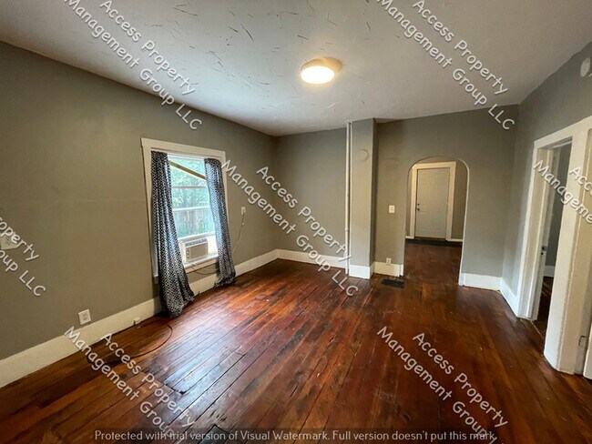 Building Photo - Close to Bridge St NW 3 Bedroom Duplex