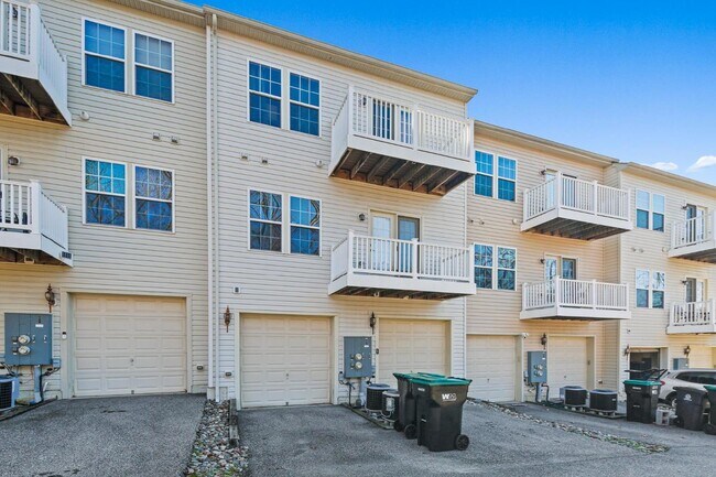Foto del edificio - Exquisite brick-front duplex condo, ideall...