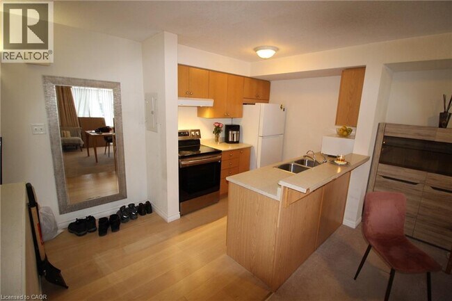 Building Photo - 45 Cedarhill Crescent