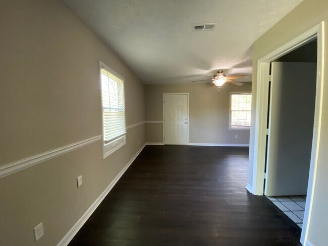 Building Photo - 110/112 Allyson Way