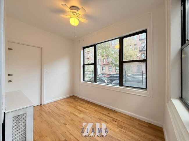 Foto del edificio - 240 Sullivan Pl