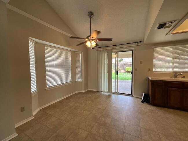 Foto del edificio - Charming home nestled in desirable Northea...