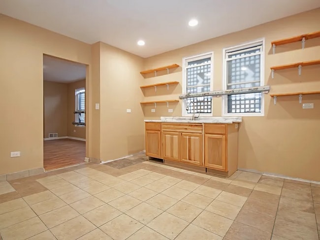 Building Photo - 5001 W Chicago Ave