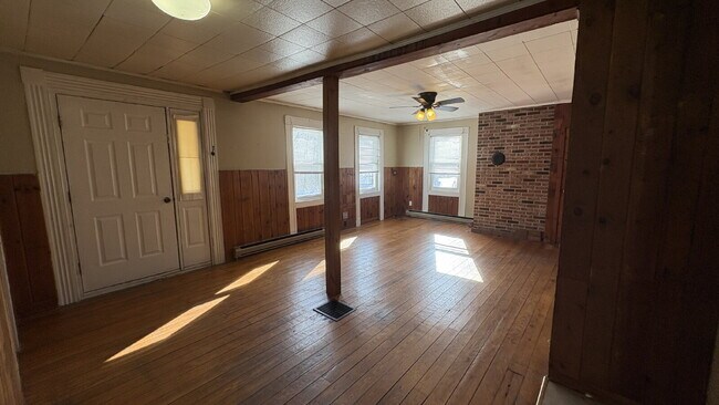 Foto del edificio - Spacious 1 Bed, 1 Bath Duplex Apartment – Berwick, ME – $1,299/month