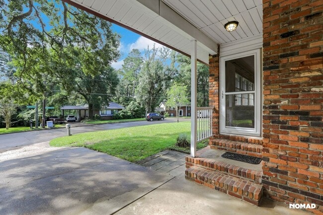 Building Photo - 902 Maplewood Ave