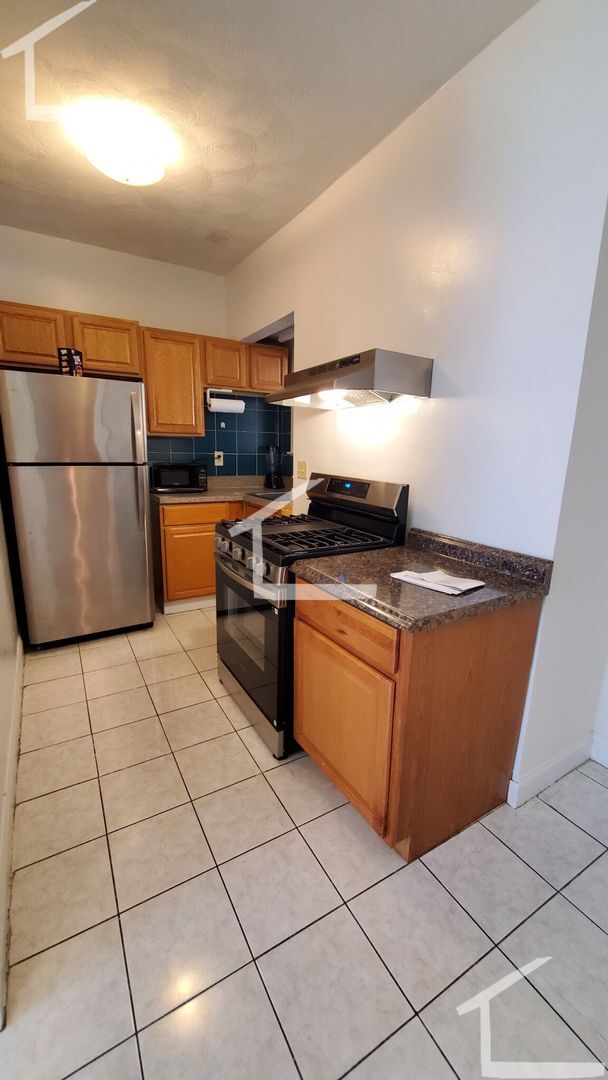 Building Photo - Conveniently located, beautifully maintain...