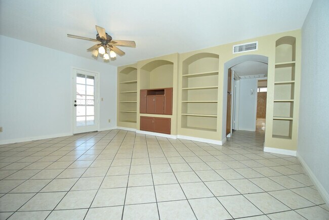 Foto del edificio - 2250 W Rockwell Dr