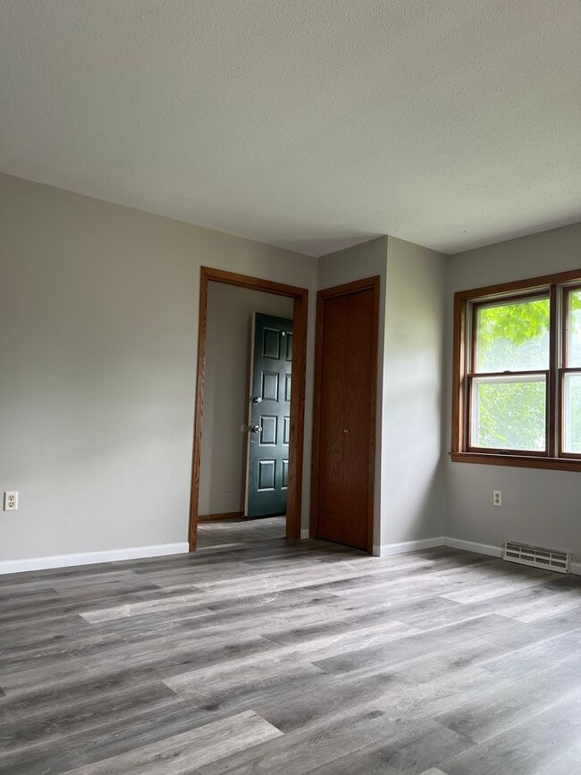 Building Photo - Hoff - 06 - Madison Street