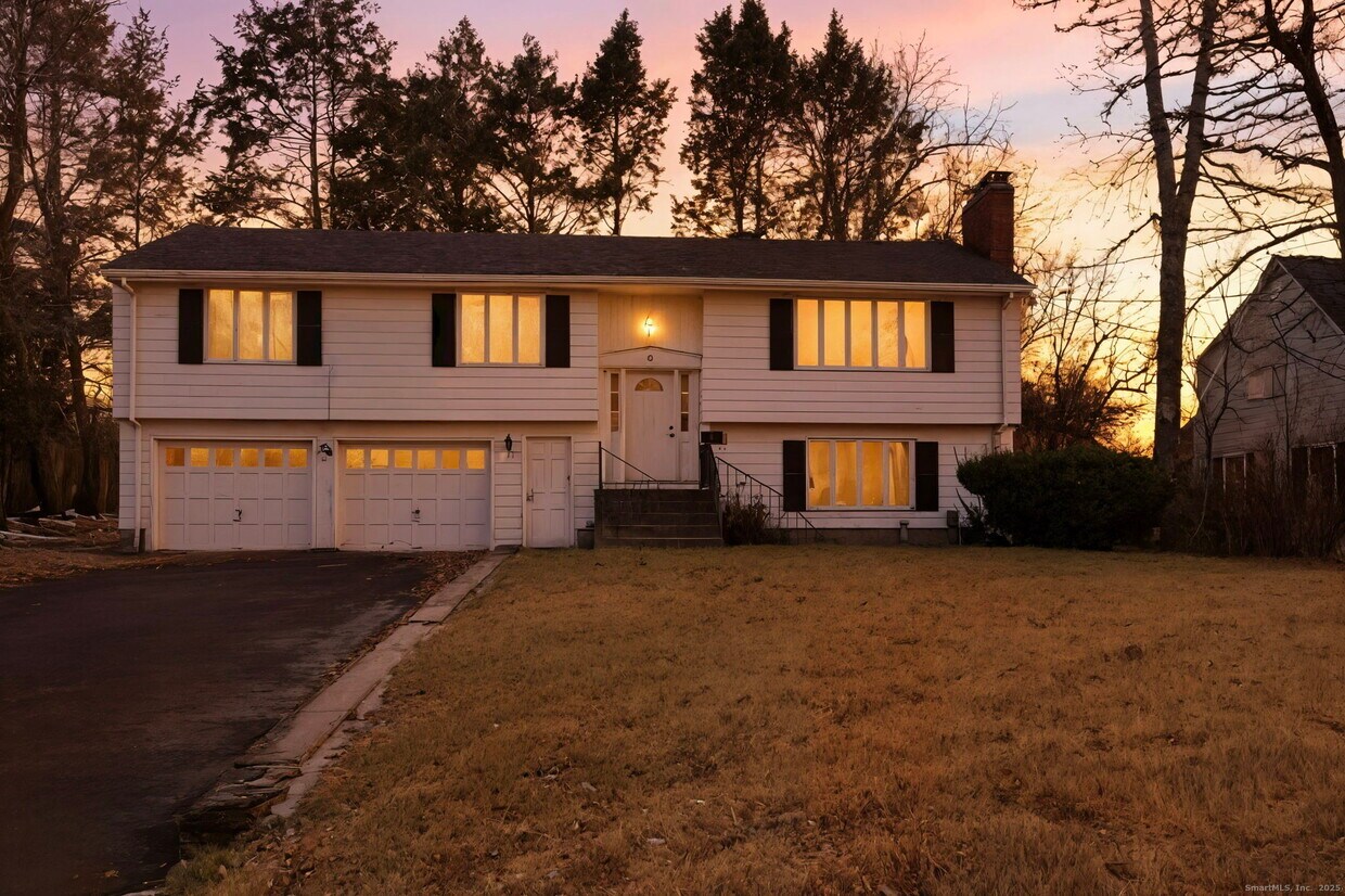 Foto principal - 8 Cherryfield Dr