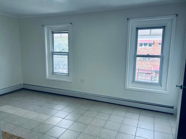 Building Photo - 622 St Lawrence Ave