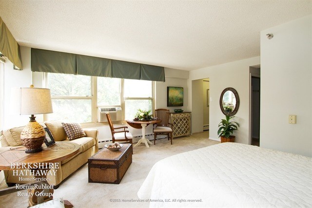 Building Photo - 3121 N Sheridan Rd