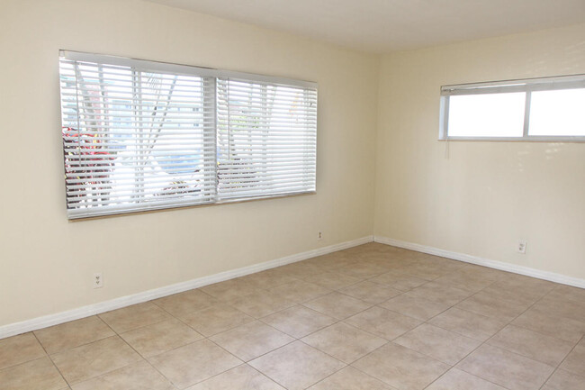Building Photo - 1060 Crystal Lake Dr