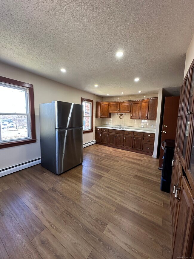 Building Photo - 1046 Main St