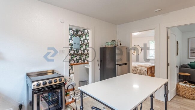 Building Photo - Unit