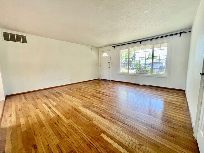 Foto del edificio - Charming Single-Level Home with Spacious Yard & Easy Portland Access