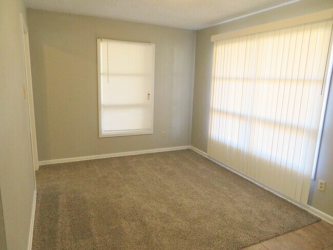 Building Photo - Home Located Minutes From Elementary & Restaurants!