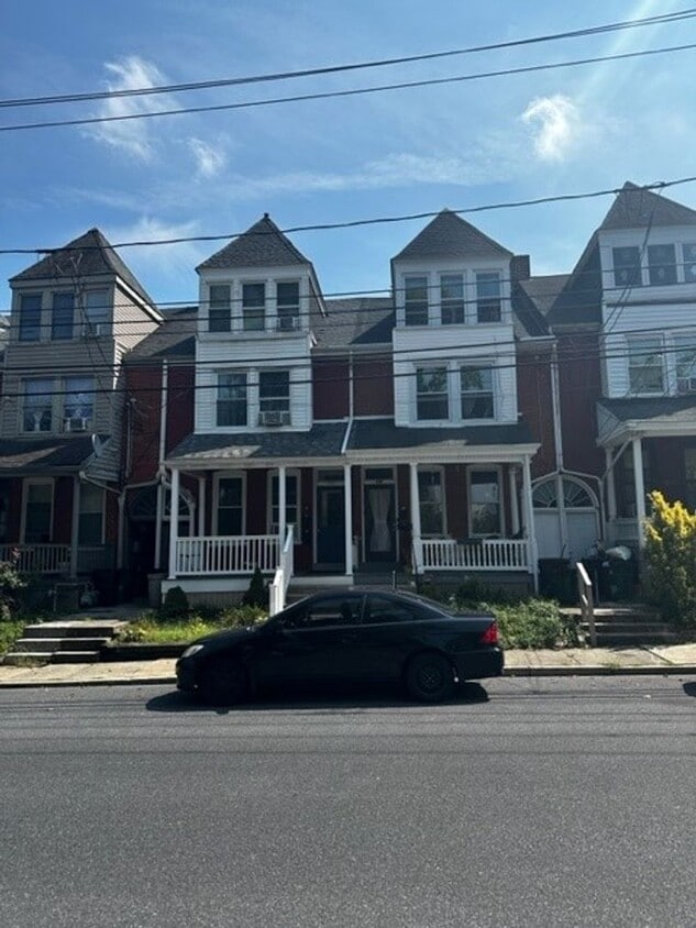 Primary Photo - 328 New Holland Ave