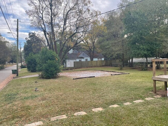 Building Photo - ** 3 bed 2 bath located in Cloverdale ** C...