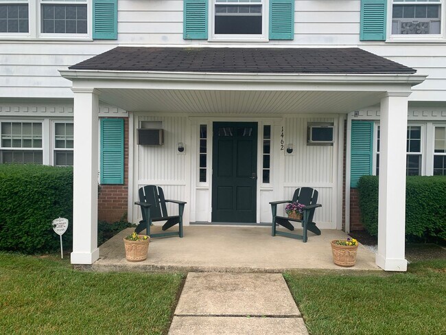 Building Photo - 2nd Floor 2 Bedroom Apartment W/ Parking S...