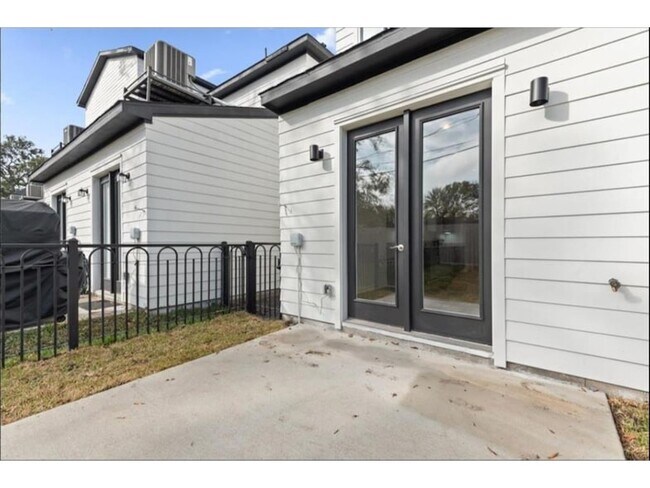 Foto del edificio - 3233 Real St