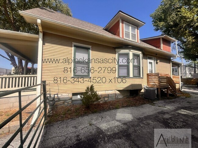 Foto del edificio - Cute HOUSE in Gillham Plaza, Gated Off Street Parking!