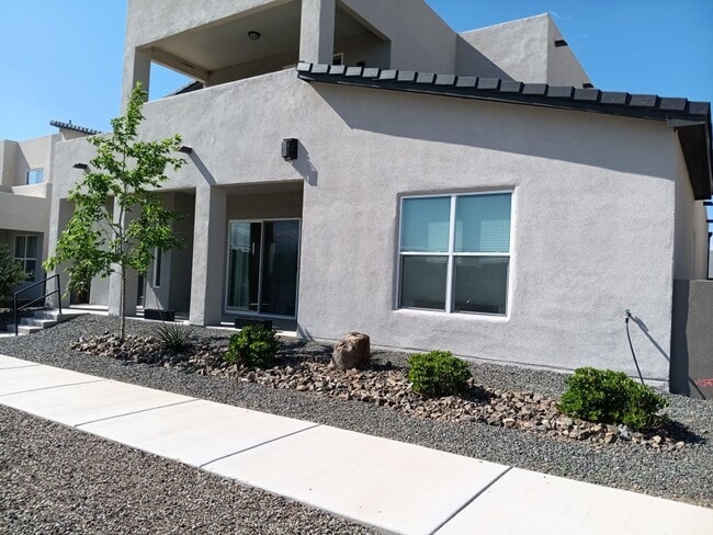 Building Photo - Stunning 4-bedroom, 3.5-bathroom home loca...