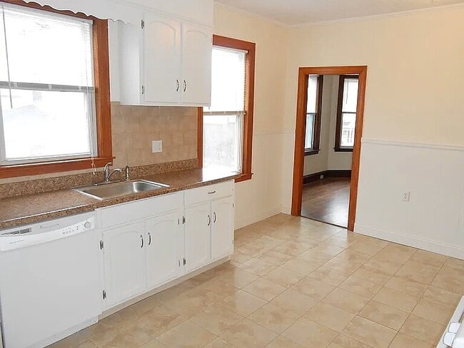Photo - Spacious 3 Bedroom, 1 bath in prime Quincy location! Apartment