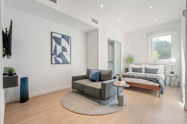 Foto del edificio - 8820 Belford Ave