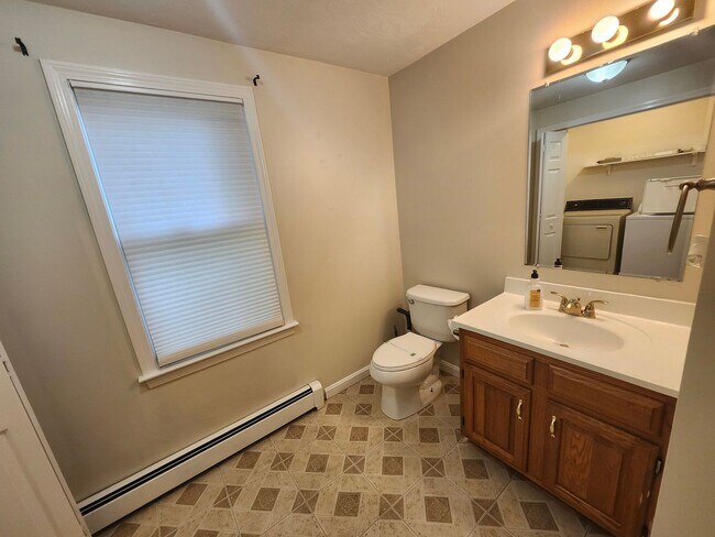 Foto del edificio - 4 bedroom 2.5 bath Single Family in Shrews...