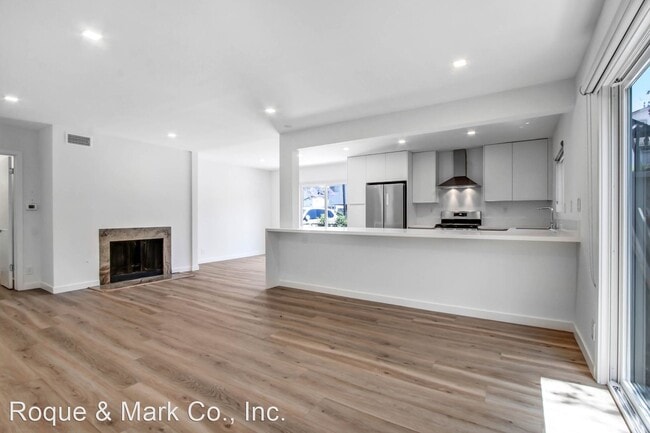 Building Photo - 3 br, 2.5 bath Apartment - 3663 Mentone Av...