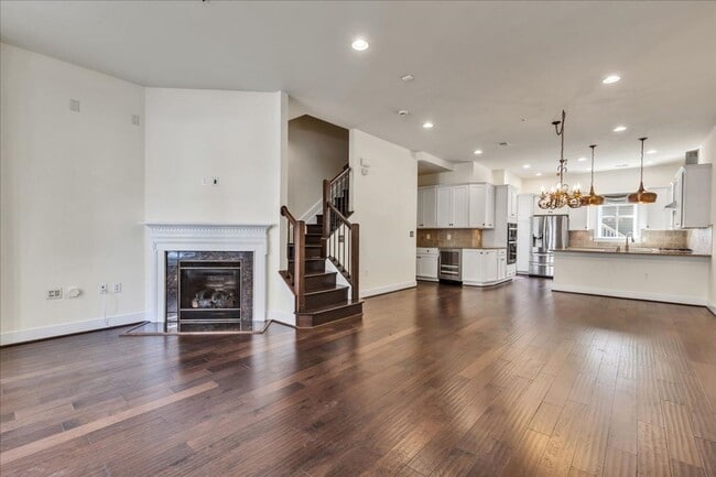 Building Photo - 4 bed 4.5 bath Townhouse
