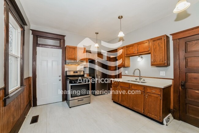 Building Photo - 807 E Republic St