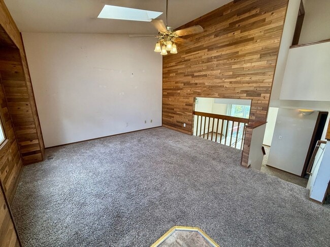 Foto del edificio - 3 Bedroom 2 Bath Tri Level Home with 2 Car...